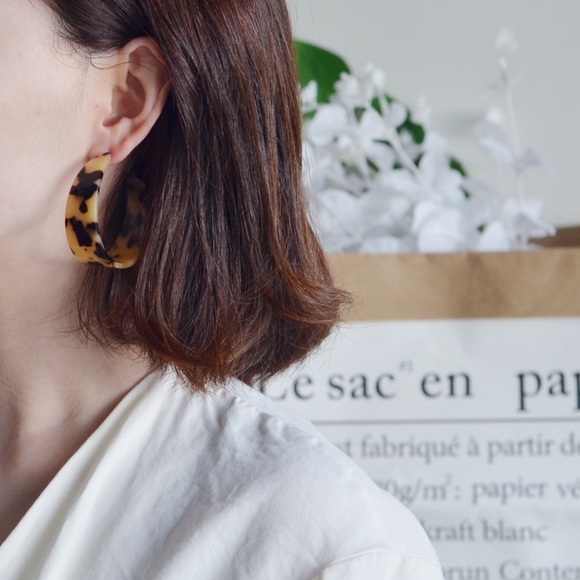 The Mia - Blonde Tortoise Shell Chunky Hoop - Picture 6 of 6